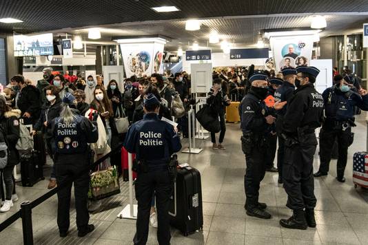 Reizigers worden gecontroleerd door de politie op Brussel-Zuid.