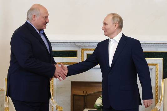 Links: Alexandr Loekasjenko. Rechts: Vladimir Poetin. 