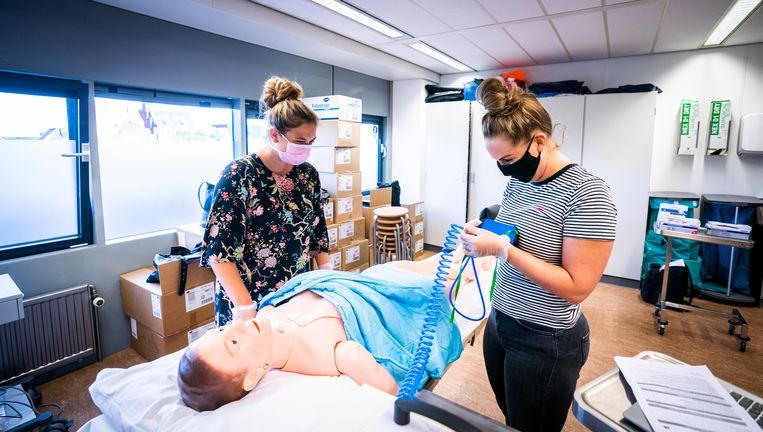 Studenten verpleegkunde en medische hulpverlening tijdens een praktijkles op de Hogeschool Rotterdam.  Beeld ANP 