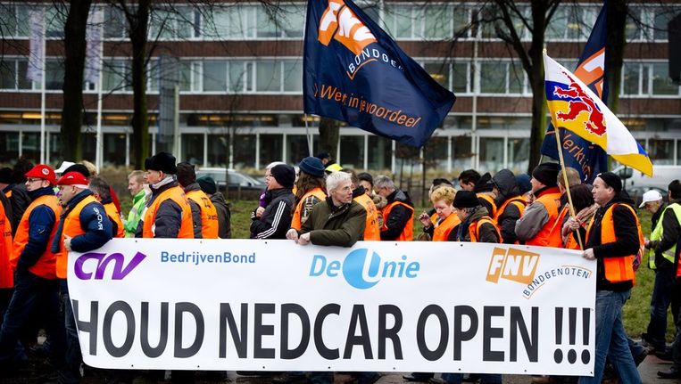 Werknemers van autofabriek NedCar protesteren op het Malieveld tegen de dreigende sluiting van de autofabriek in Born. Beeld anp