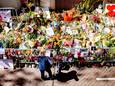 De bloemenzee voor misdaadverslaggever Peter R. de Vries in de Lange Leidsedwarsstraat.