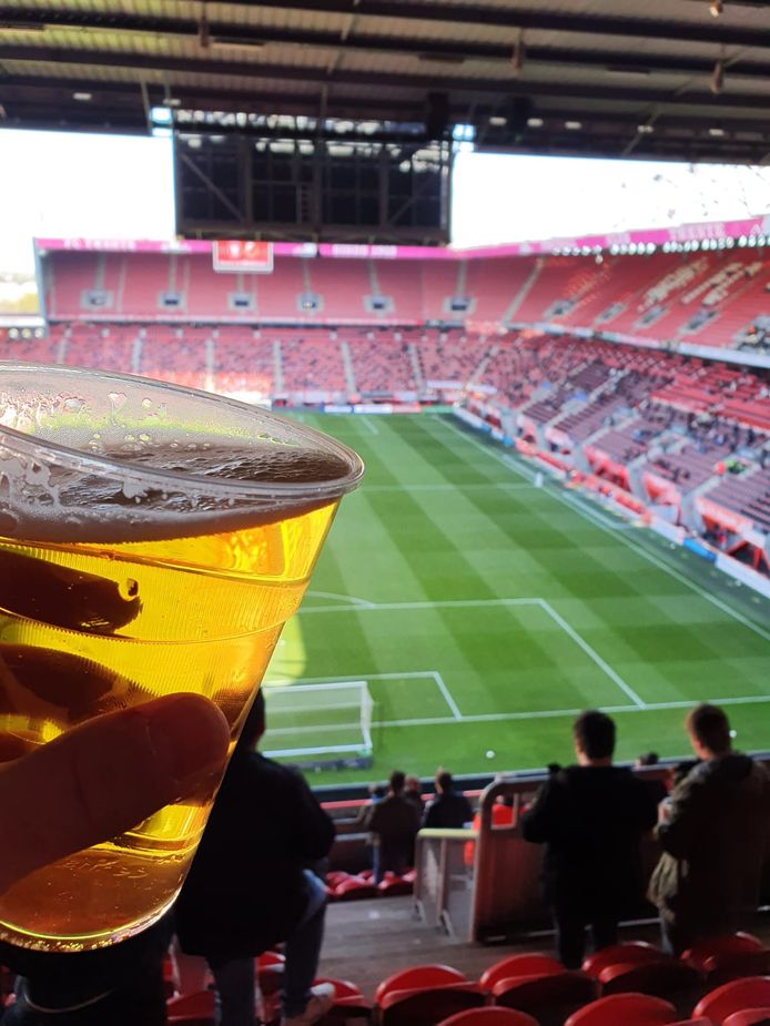 De prijs voor een biertje bij FC Twente gaat omhoog, terwijl de beker kleiner wordt.