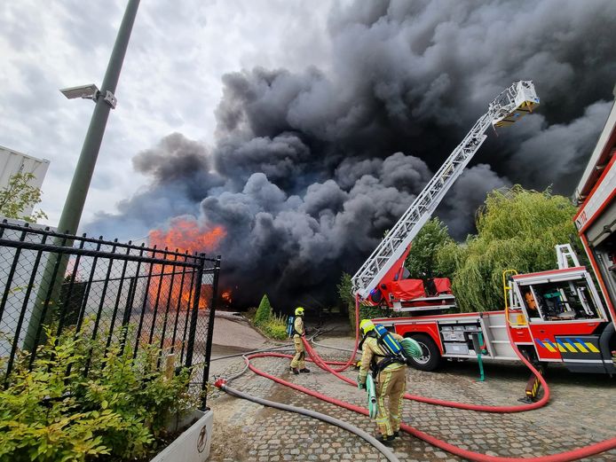 De Bergensesteenweg is deze ochtend op de grens van Lot en Sint-Pieters-Leeuw een hele tijd afgesloten geweest na een brand in een loods.