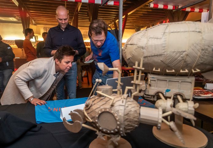 De eerste presentaties van de wagenbouwers werden vol belangstelling bekeken.
