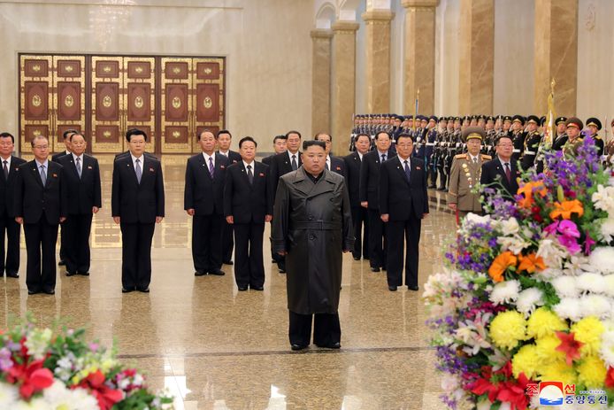 De Noord-Koreaanse leider Kim Jong Un bezoekt het mausoleum waar zijn overleden vader ligt.
