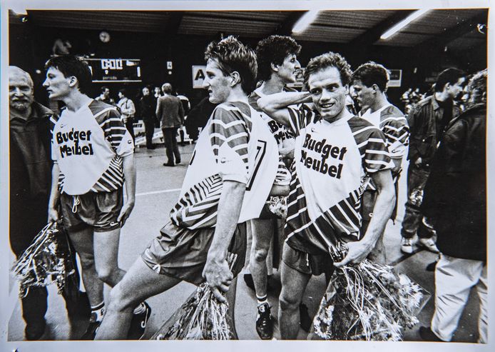 Bloemen voor Eric Meijers (voorgrond met rugnummer 7), Patrick Sewalt (l) en Robbie Fischer. Op de achtergrond Geert-Jan (l) en Mathieu Gommers na de eerste landstitel voor DEPA Wijchen in 1990.