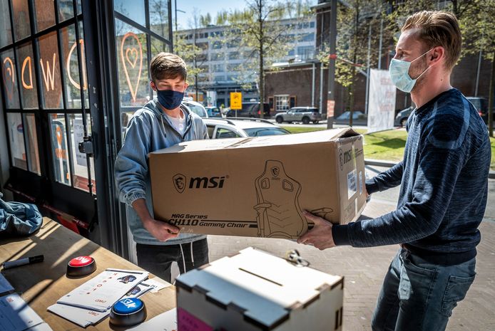 Inzamelingsactie voor Libanon. Fontys studenten Brian Schellekens (rechts) en Lex Beusink nemen spullen in ontvangst.