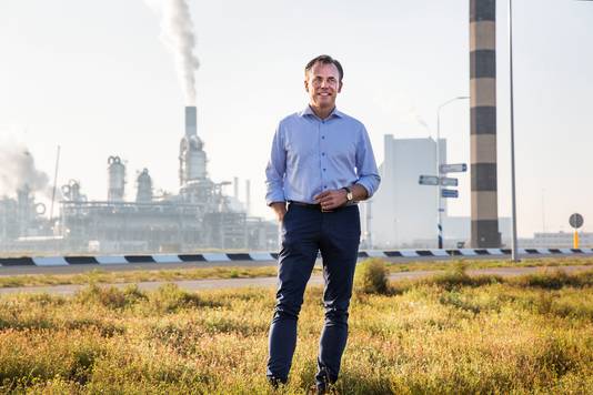 VVD-Kamerlid Mark Harbers op de Maasvlakte in Rotterdam, waar mogelijk een kerncentrale gebouwd kan worden.