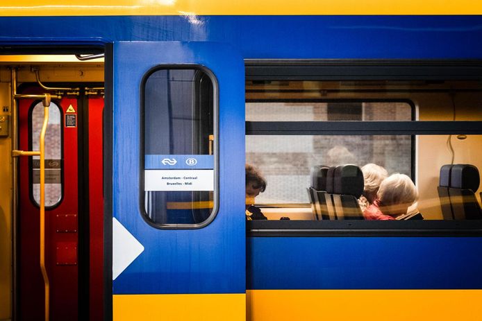 Een baby kwam gisteren tussen de trein en het perron terecht op het station van Anna Paulowna, in Noord-Holland.