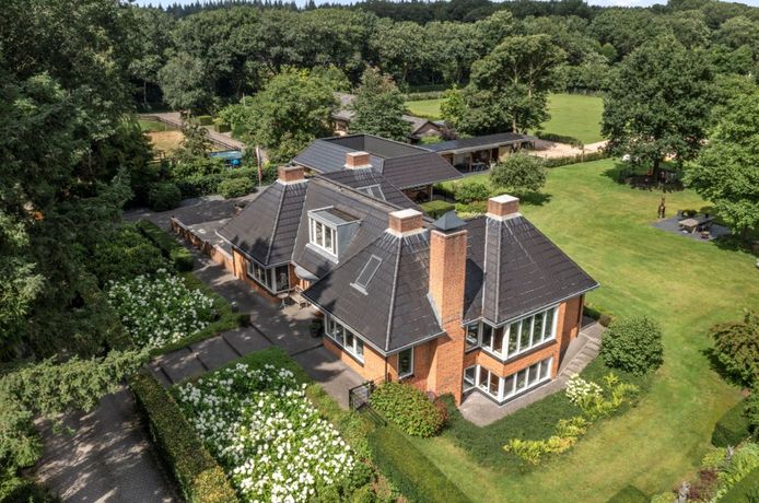 Deze villa op De Heidehoek in Ede staat te koop.
