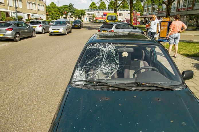 Fietser geschept door auto in Helmond.
