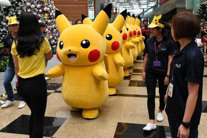 Een rij Pokémon tijdens een optocht door een vliegveld in Singapore.