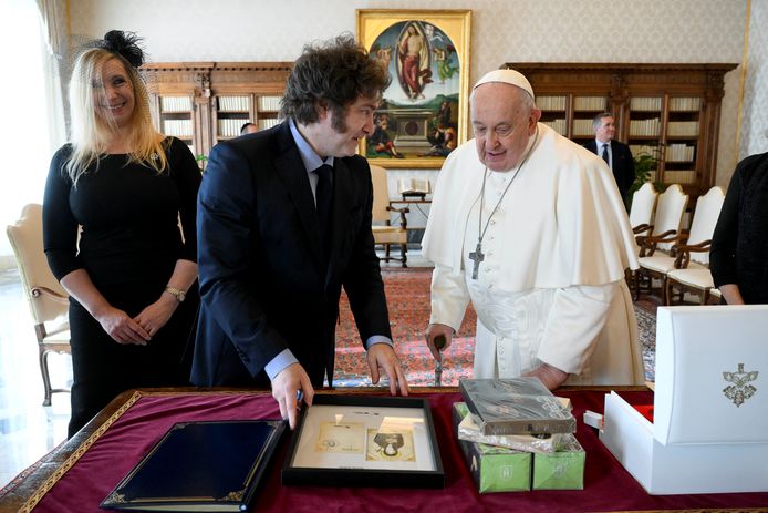 Paus Franciscus tijdens zijn ontmoeting met de nieuwe Argentijnse president Javier Milei en zijn zus Karina Milei, maandag in het Vaticaan.