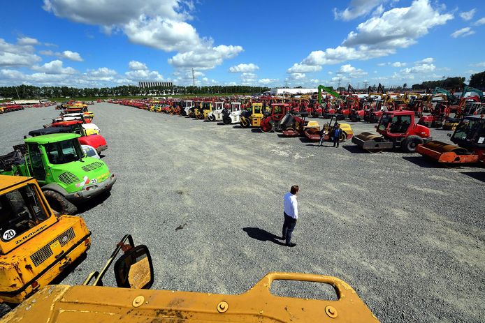 Rondsnuffelen tussen 1.500 shovels, walsen, verreikers, wielladers, heftrucks enzovoorts. Kijkdagen bij Ritchie Brothers in Moerdijk.