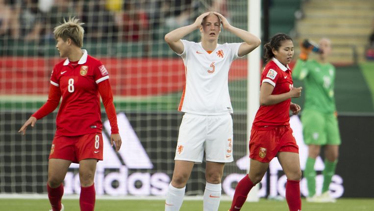 De Nederlandse speelster Stefanie van der Gragt na de 0-1 van China. Beeld anp