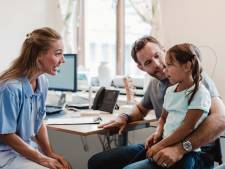 Dit doet kritiek op kinderen met hun ouders