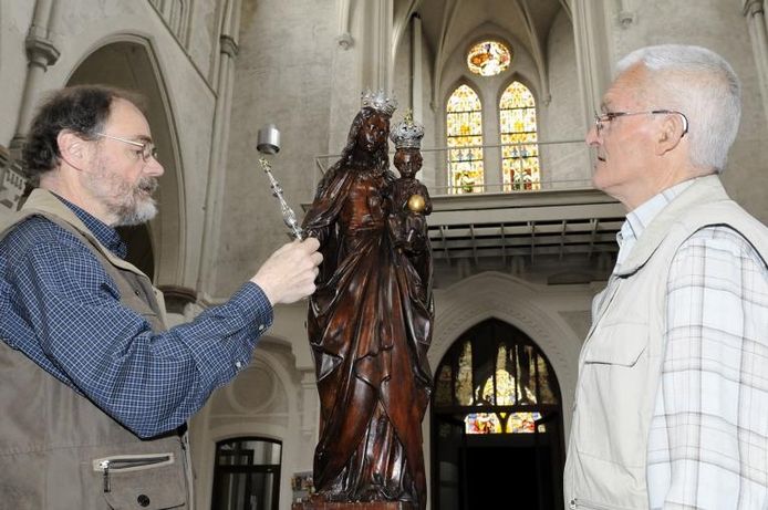 Guus Rombouts (links) restaureerde het Mariabeeld. Frans van Genuchten beschreef de historie. foto René Schotanus/het fotoburo