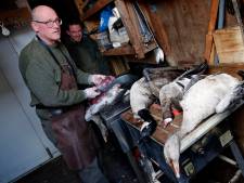 Jager Adriaan staat op de markt met ganzenvlees: ‘Het zijn er veel te veel, inmiddels ruim een miljoen’ 