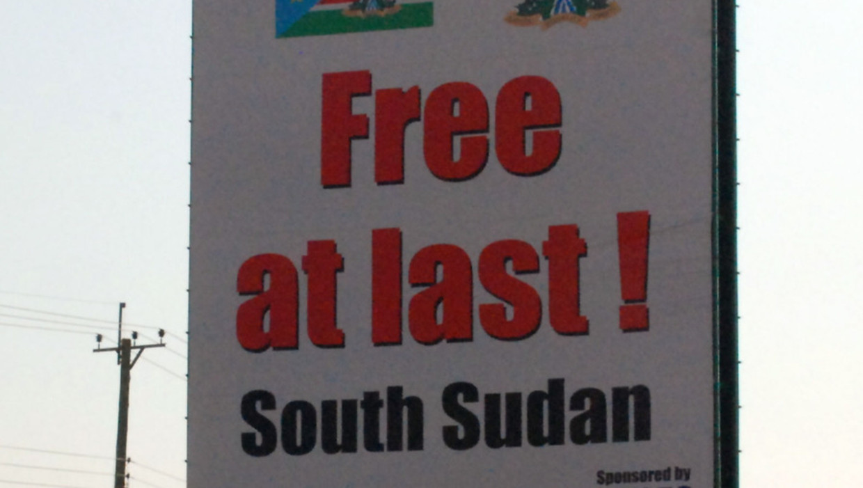 Op een bord in de Zuid-Sudanese hoofdstad Juba wordt de onafhankelijk van Noord-Sudan aangekondigd Beeld 