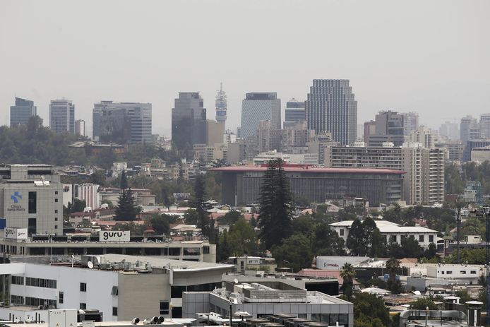 De Chileense hoofdstad Santiago is in rook gehuld die vanuit Australië over de Stille Oceaan heen naar Chili is gedreven.