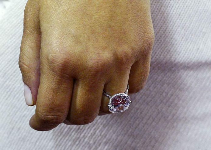 Kim Kardashian multiplie les poses pour faire admirer sa bague