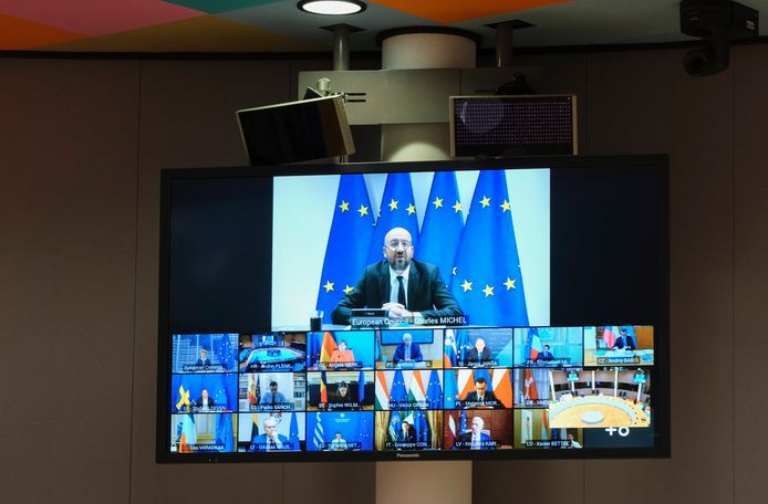 Europees Raadsvoorzitter Charles Michel (top) en de staatshoofden en regeringsleiders van de EU tijdens de videoconferentie vandaag.