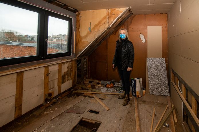 Hilde Joossens in een kamer van haar woning, waar een aannemer na de ‘renovatie’ een enorme ravage heeft achtergelaten