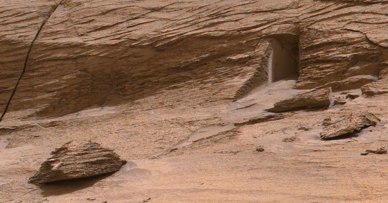 De foto van de intrigerende 'deur' op Mars die Curiosity doorstuurde. Beeld Curiosity/Nasa
