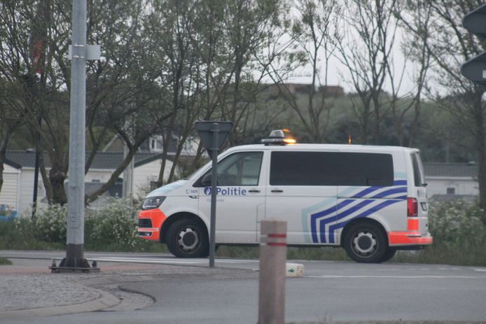 The police is conducting a massive manhunt in the Provinciaal Domein Raversijde in Ostend, for the suspect of a murder attempt.
