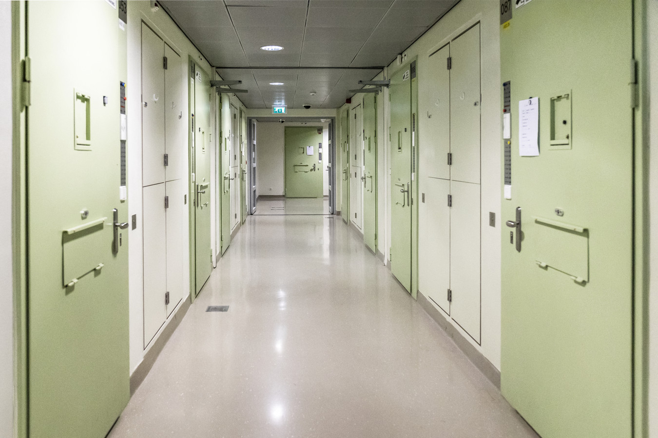 Dakwerkzaamheden veroorzaken brandlucht in arrestantencomplex ...