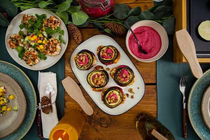 Groentetorentje met halloumi en rode bietenspread.