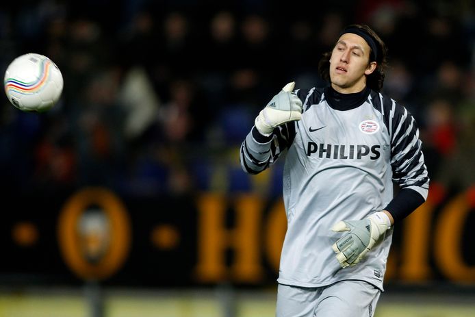 Seizoen 2010-2011: Cassio Ramos in het shirt van PSV.