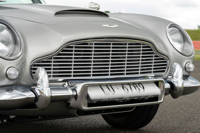 Aston Martin DB5 met James Bond-accessoires in de 2020-versie