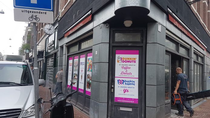 De nieuwe Dunkin' Donuts krijgt al vorm in de Ferdinand Bolstraat in Amsterdam.