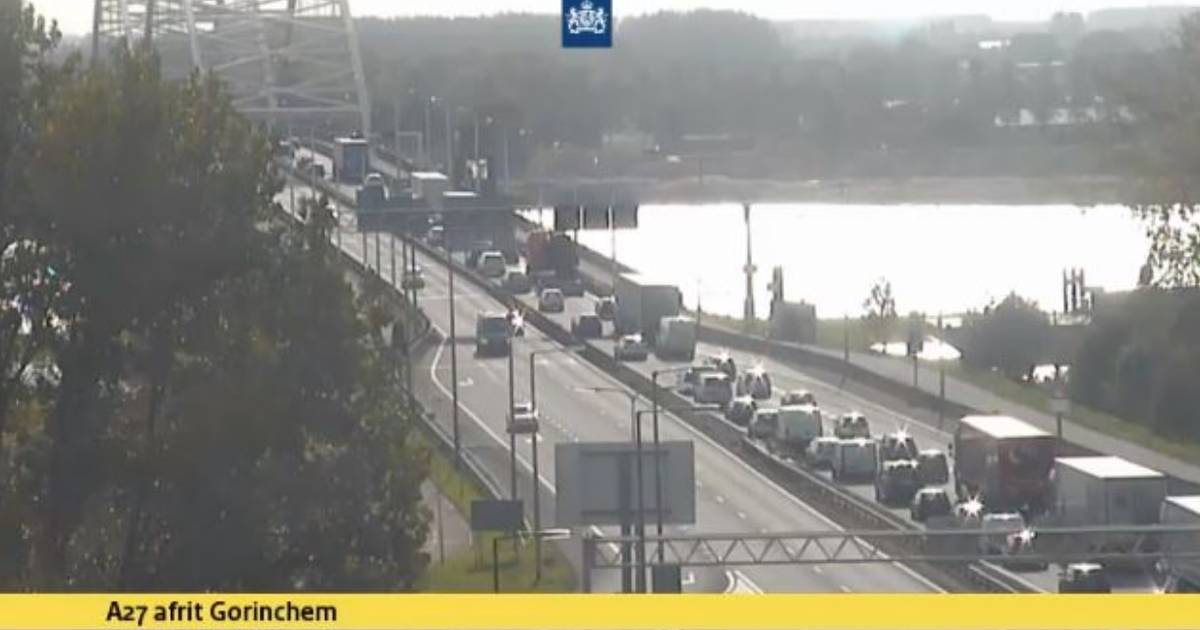 Veel vertraging op A27 tussen Hank en Gorinchem na ongeluk bij Merwedebrug.