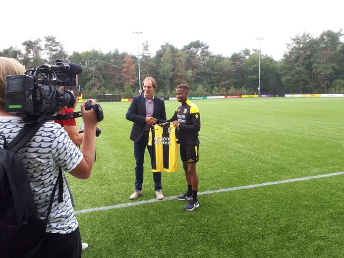 Charly Musonda ontvangt bij zijn presentatie uit handen van algemeen directeur Joost de Wit het shirt van Vitesse.