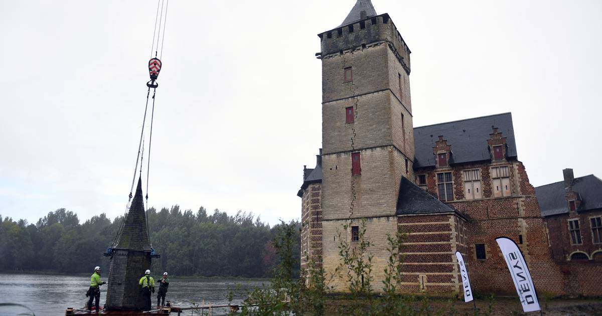 Consumeren olie Michelangelo Burcht van de Rode Ridder wordt gerestaureerd: 500 jaar oude torenspits van  Kasteel van Horst gehaald | Holsbeek | hln.be