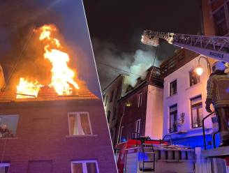 Brandweer moet bewoner van dak redden bij dakbrand in hoofdstad
