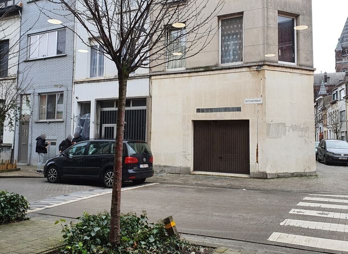 In de Bothastraat werd een deur ingetrapt tijdens de huiszoekingen.