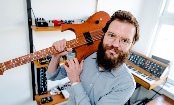 Aart Strootman heeft een atelier in Tilburg en woont in Rotterdam. Hij is gitarist en componist.