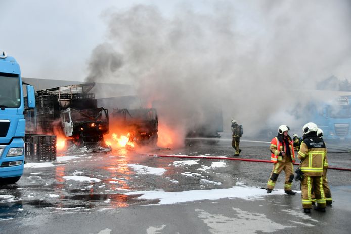 Op de koer van pluimveehandel Haerinck in Ingooigem werden enkele vrachtwagens verteerd door een brand.