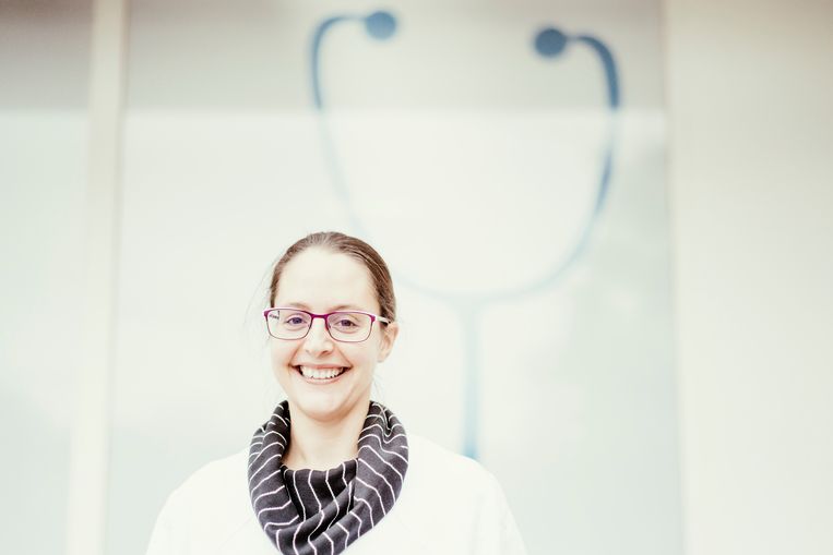 Lies De Sutter, huisarts in Leuven: ‘Ik vraag niet meer zo vaak hoe mensen het stellen. Het doet me pijn, maar ik heb geen tijd om in te gaan op het antwoord.' Beeld © Stefaan Temmerman
