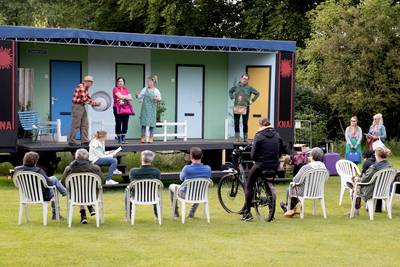 KnaL toert al vijftig jaar met wagenspel: ‘Het lijkt op een poppenkast met Jan Klaassen en Katrijn’