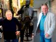 De kleurrijke Arnhemmer Peter van der Kamp. Links poseert hij bij het standbeeld van volkszanger André Hazes.