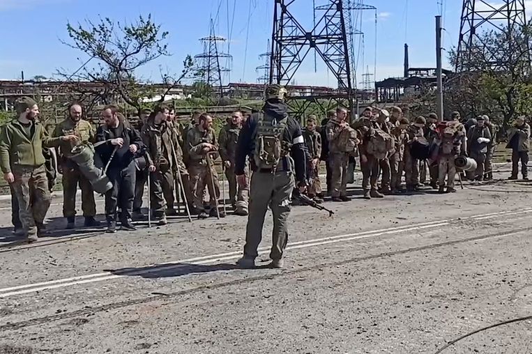 Beeld, uit een video van het Russische ministerie van Defensie, van strijders uit de fabriek die zich zouden hebben overgegeven. Beeld AP