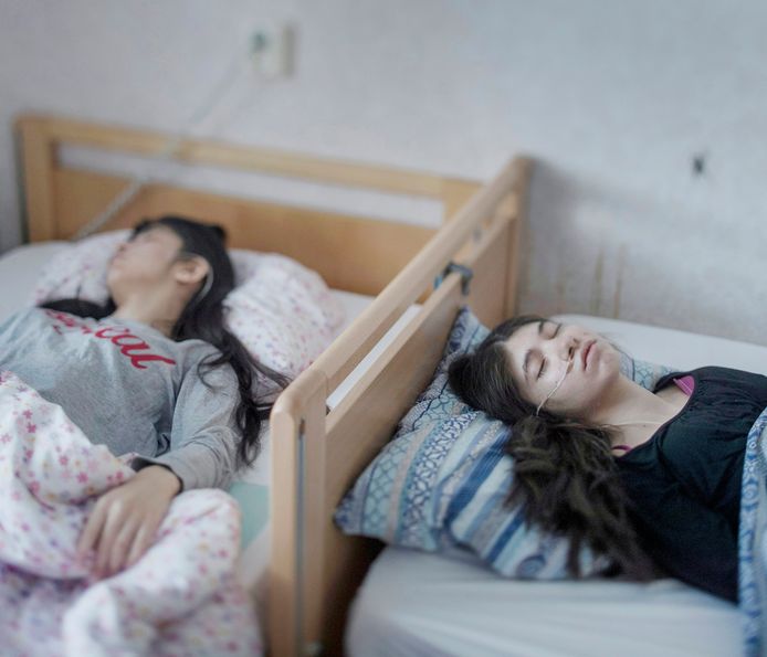 De foto door fotograaf Magnus Wennman toont twee zusjes die aan bed zijn gekluisterd door het 'uppgivenhetssyndrom', ook wel het 'terugtredingssyndroom'