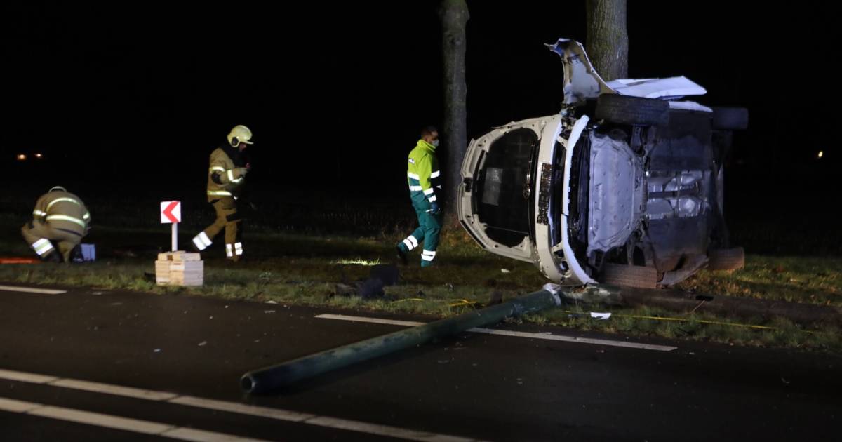 Bestuurder gewond bij ongeval in Schijndel: auto belandt tegen boom.