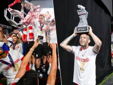 Euforie bij Antwerp: hossende spelers bedanken Noa Lang en slopen trofee tijdens kampioensfeest