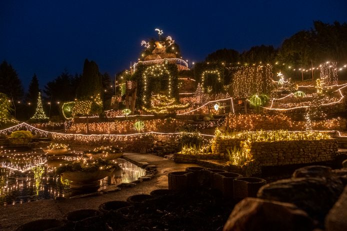De verlichte tuin van Ampie Bouw in ’t Harde.