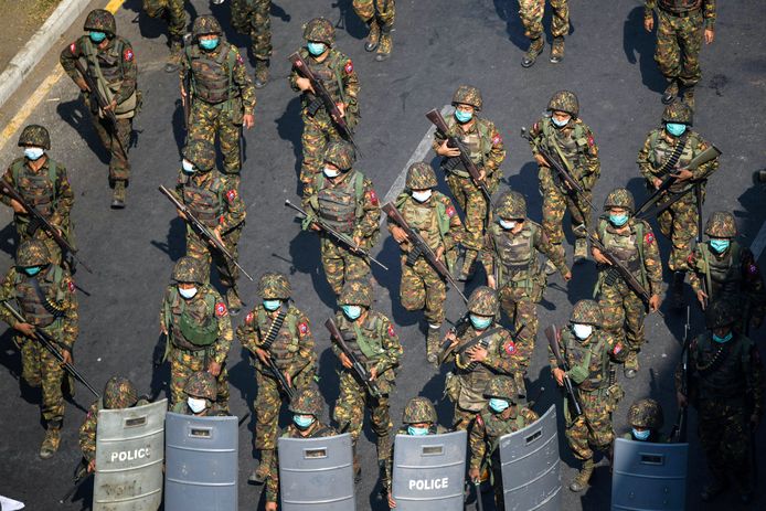 Militairen van het leger van Myanmar op straat in de stad Yangon tijdens een protest tegen de militaire coup in februari van dit jaar.
